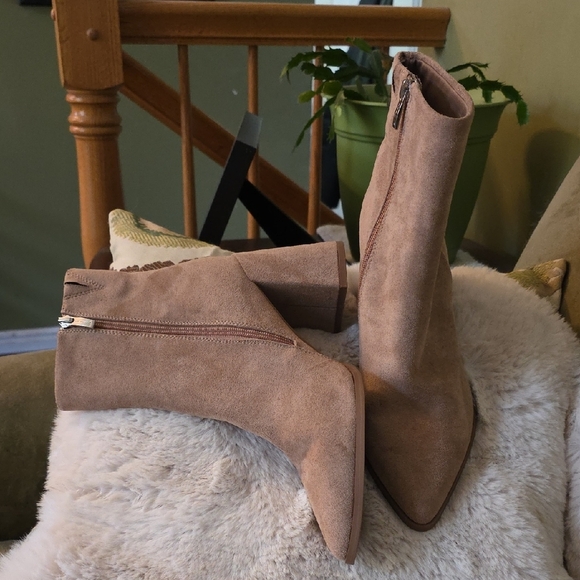 NWOB Chic Tan Stephan New York Faux Suede Heeled Boots-Size 11 - Picture 1 of 4
